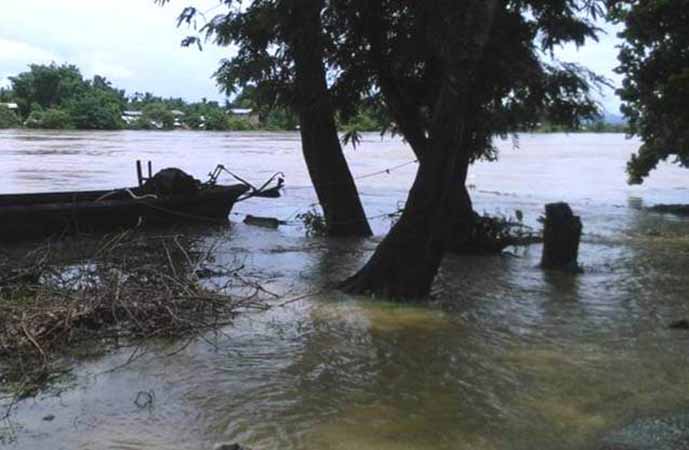 ဟိုပင်မြို့တွင် မိုးသည်းထန်ပြီး ရေကြီးရေလျှံ