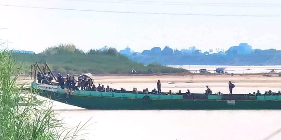 လက်နက်ကြီးကြောင့် ဆားလင်းကြီးပြည်သူအချို့ ဒဏ်ရာရ၊ ဝက်လက်ကို စစ်တပ်က အင်အား ၃၀၀ ခန့်ဖြင့် စစ်ကြောင်းထိုးနေ