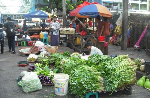 စက္တင္ဘာလဆန္းကစၿပီး လမ္းေဘးေစ်းသည္မ်ားကို ရွင္းမည္