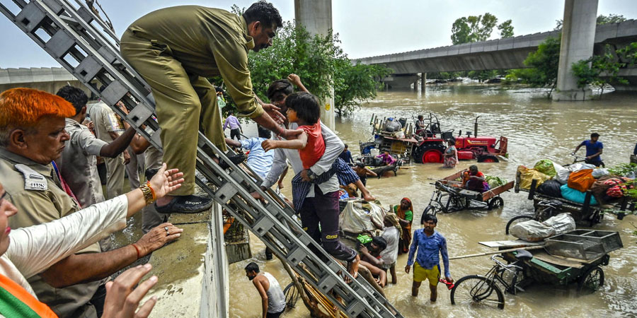 အိန္ဒိယ ယမုံနာမြစ်ရေ စံချိန်တင်မြင့်တက်ပြီး ရေကြီး၊ ဒေသခံများ ဘေးလွတ်ရာရွှေ့ပြောင်း