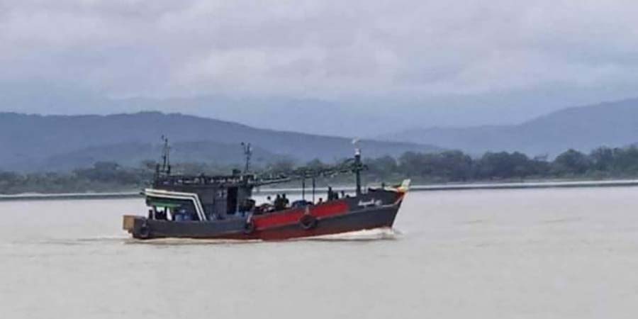 ထားဝယ်ခရိုင်တွင် စစ်ကောင်စီတပ် ပစ်ခတ်ခံရပြီး တပ်ဖွဲ့ဝင်များ လိုက်ပါလာသည့်လှေမှောက် 