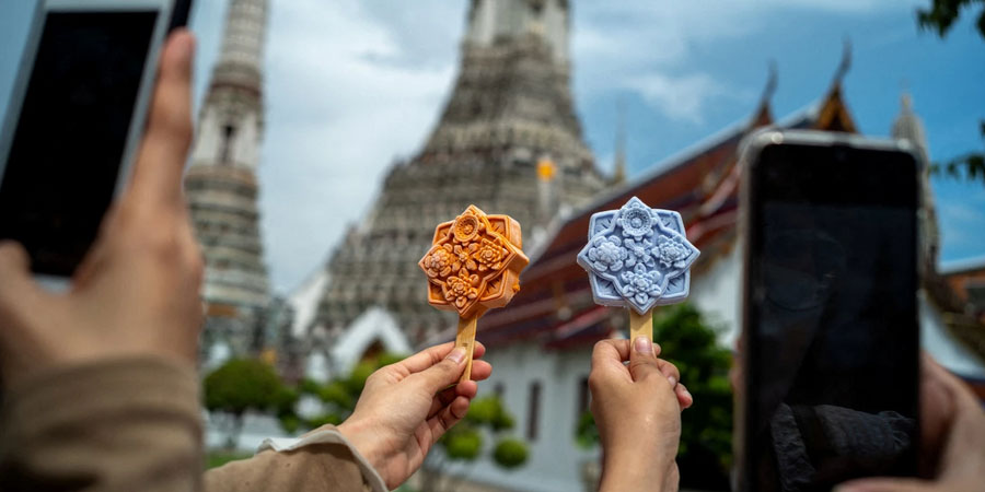 ဘန်ကောက်တွင် ဘုရား ကနုတ်ပန်းပုံရေခဲမုန့် လူကြိုက်များနေ