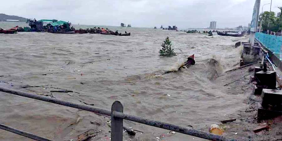 မြိတ်တွင် မိုးသက်လေပြင်းကြောင့် သမ္ဗန်အချို့နစ်မြုပ်၊ သစ်ပင်များပြိုလဲပြီး ၁ ဦးသေဆုံး