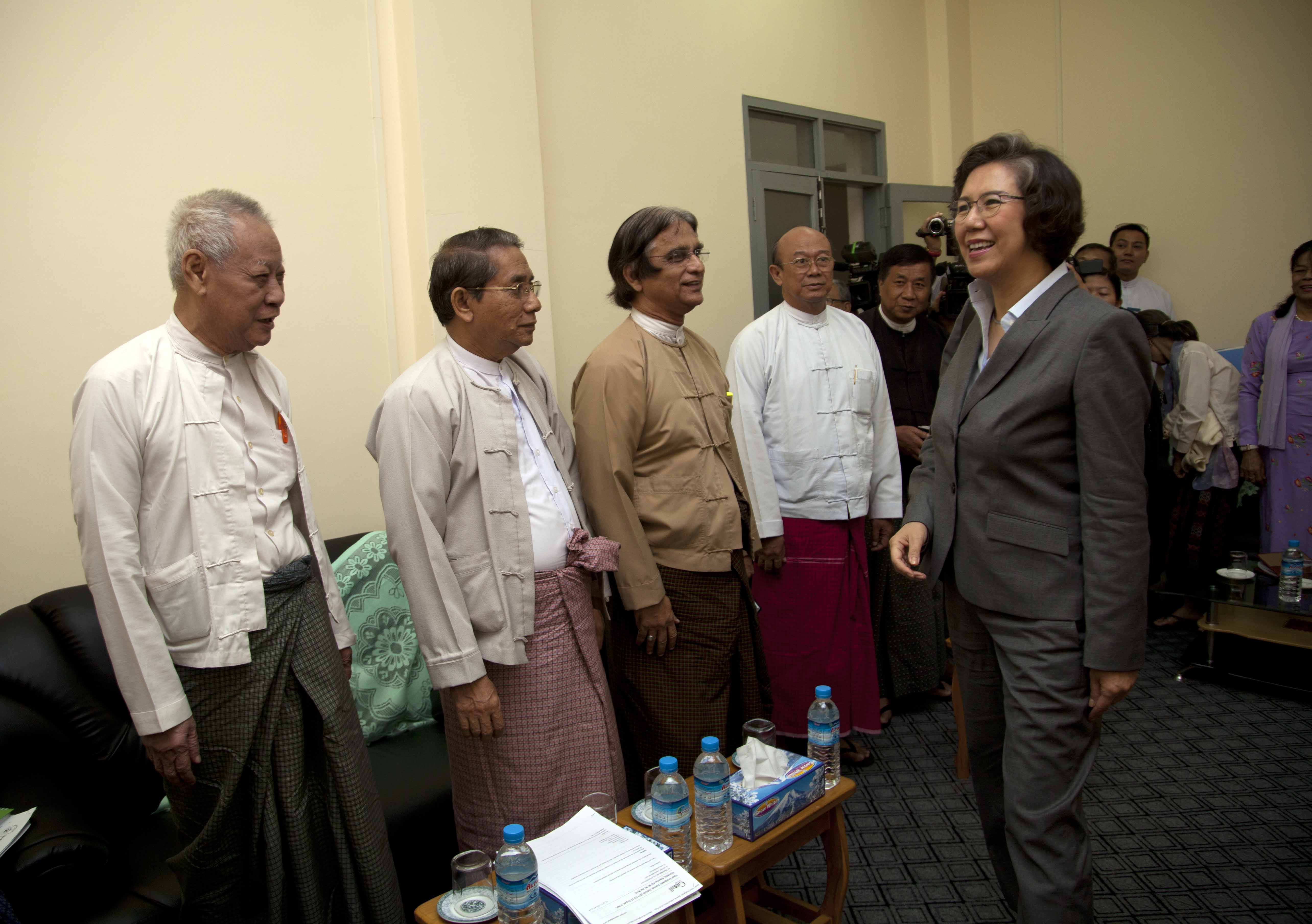 ကုလကုိယ္စားလွယ္ အမ်ဳိးသား လူ႔အခြင့္ေရး ေကာ္မရွင္ႏွင့္ ေတြ႔ဆုံ (ဓာတ္ပုံ)