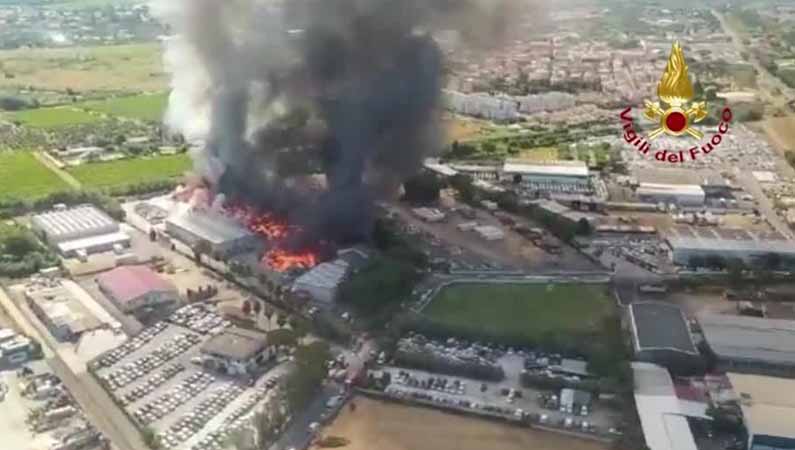 အီတလီမြို့တော် လေဆိပ်အနီး အမှိုက်ပုံမီးလောင်