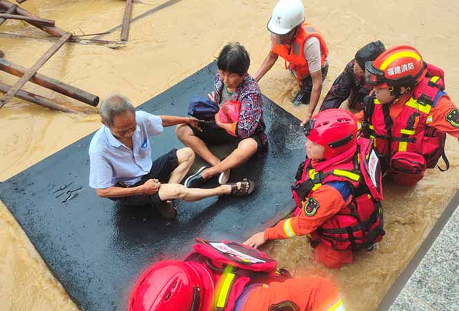 တိုင်ဖွန်းမုန်တိုင်းကြောင့် တရုတ်နိုင်ငံတွင် မိုးသည်းထန်ပြီး ရေလွှမ်း၊ လူ ၂ ဦးသေဆုံး