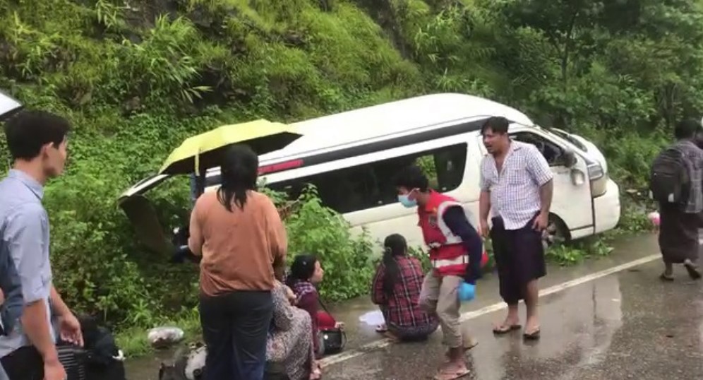 မြဝတီ-ကော့ကရိတ် အာရှလမ်းတွင် မှန်လုံကားမှောက်ပြီး ခရီးသည်အချို့ ဒဏ်ရာရ 
