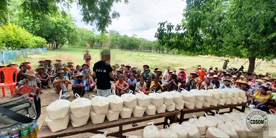 စစ်တပ် မီးရှို့ခံခဲ့ရသည့် မြောင်မြို့နယ်မှ အိမ်ထောင်စု ၁၁၆ စုကို ဆန်၊ ဆီများ လှူဒါန်း