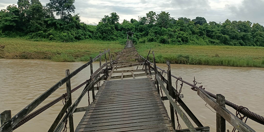 ဂန့်ဂေါတွင် ချောင်းရေကြီးပြီး စစ်ရှောင်တဲ ၂ လုံးနှင့် လူကူးတံတား မျောပါပျက်စီး