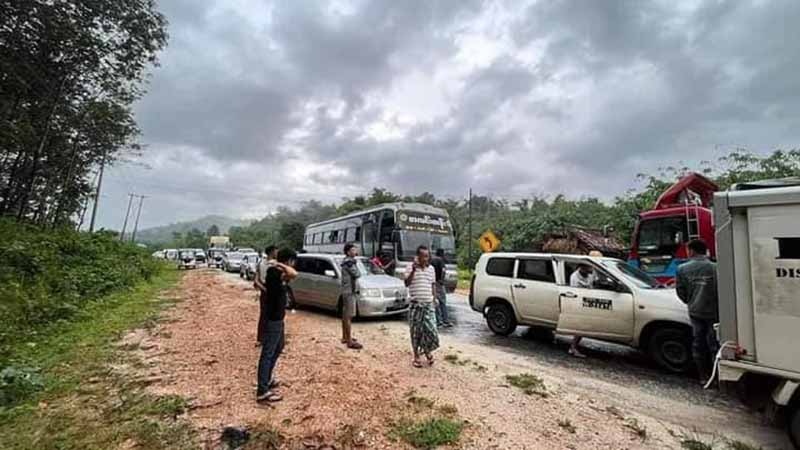 ဘီးလင်းရေကြီးနေ၊ ရန်ကုန်-မော်လမြိုင်-ထားဝယ်လမ်း ရေကျော်ပြီး ကားများပိတ်မိနေ
