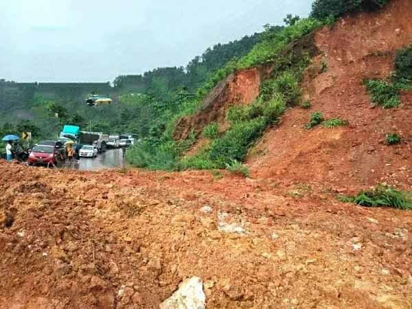 အာရှလမ်းမကြီးတွင် တောင်နံရံပြိုကျပြီး လမ်းပိတ်