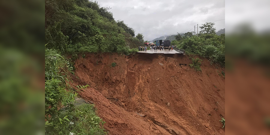 မြဝတီ- ကော့ကရိတ် အာရှလမ်းမကြီး ရေတိုက်စား ပျက်စီးပြီး လမ်းပိတ်နေ