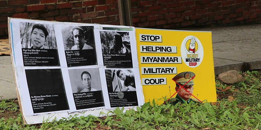 ၈ လေးလုံးနေ့တွင် သံရုံးဝန်ထမ်းများ ရုံးတက်မရအောင် ဝါရှင်တန်ဒီစီ မြန်မာသံရုံးရှေ့ ပိတ်ဆို့ (ဓာတ်ပုံ)