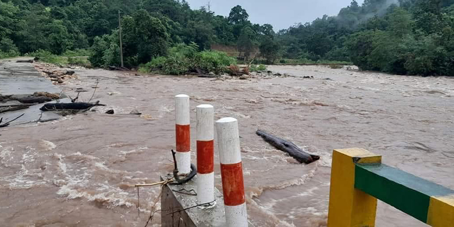 ဘားအံဈေး ရေကြီး၊ အာရှလမ်း တောင်ပြိုလမ်းပိတ်၊ ကျိုက်ထီးရိုး တောင်ကျရေကြောင့် ကျေးရွာတံတား ပျက်စီး