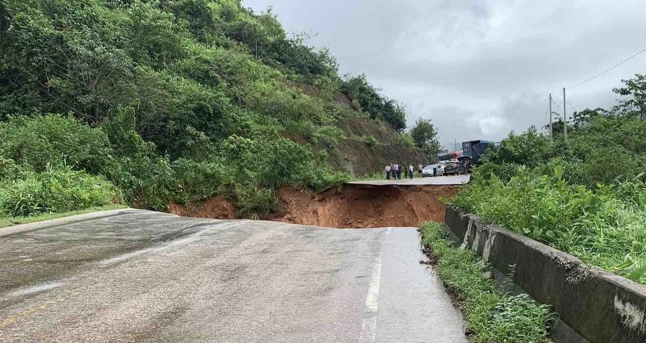 ကော့ကရိတ်-မြဝတီလမ်းပျက်စီးနေသဖြင့် ကုန်စီးဆင်းမှုရပ်တန့်၊ ပို့ကုန်များ ဈေးတက်