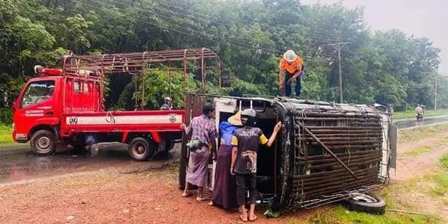 မော်လမြိုင်-မုဒုံ ကားလမ်းတွင် ခရီးသည်တင်ကား မှောက်ပြီး ၇ ဦး ထိခိုက်ဒဏ်ရာရ