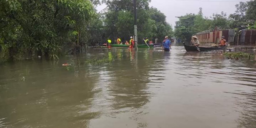 မိုးသည်းထန်ပြီး တောင်ကျချောင်းရေကြောင့် ကျိုက်ထိုမြို့ ရပ်ကွက်အချို့ ရေနစ်မြုပ်