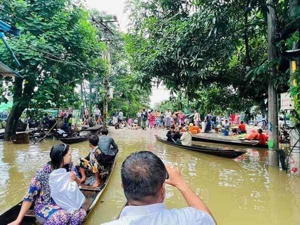 ပဲခူးမြို့ရေကြီးနေသဖြင့်  ယာဥ်လိုင်းများ အခက်ကြုံ
