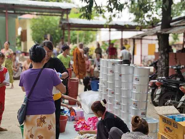 ဆားလင်းကြီး မီးဘေးသင့်ပြည်သူများကို လူသုံးကုန်များ လှူဒါန်း 
