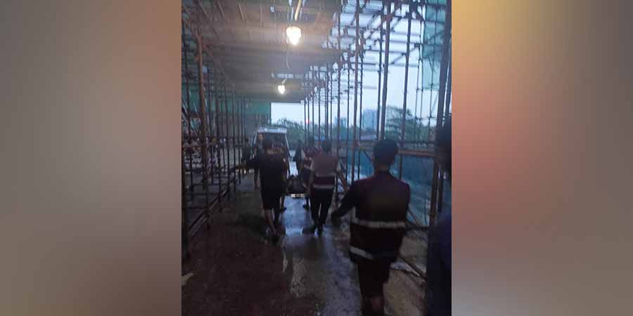 သင်္ဃန်းကျွန်းတွင် ဆောက်လက်စတိုက် ၁၀ လွှာ‌က လူ ၁ ဦး ပြုတ်ကျသေဆုံး