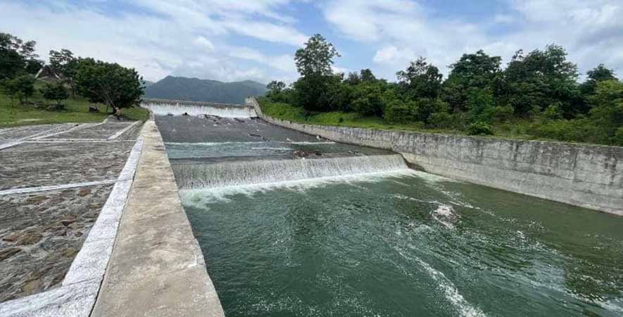 မန်းချောင်းဆည်ရေပြည့်ပြီး ရေပိုလွှဲမှ ရေကျော်နေ