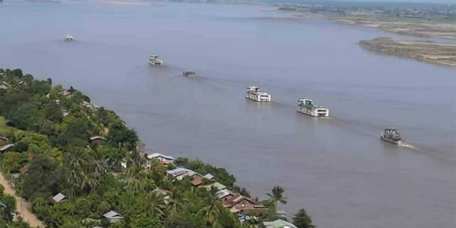 ဧရာဝတီမြစ်အတွင်း စစ်တပ်ရိက္ခာတင်သင်္ဘောများနှင့် မိုးကုတ် ကျပ်ပြင်ရဲစခန်း တိုက်ခိုက်ခံရ 