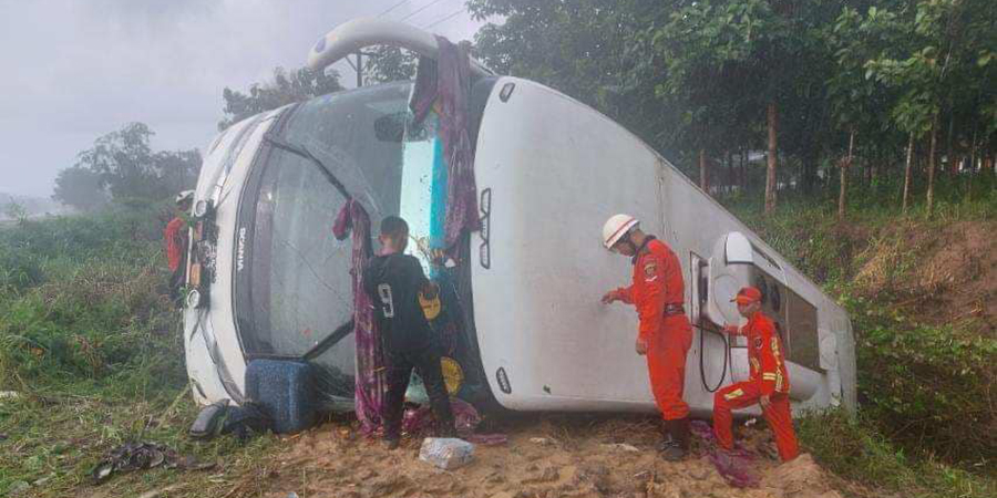 ရန်ကုန်-မန္တလေး အမြန်လမ်းတွင် ခရီးသည်တင်ယာဥ် မြောင်းထဲထိုးကျ၊ ၁ ဦးသေ ၁၃ ဦးဒဏ်ရာရ