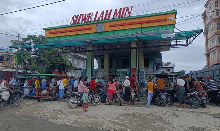 ကလေးမြို့တွင် စက်သုံးဆီ ပြတ်လပ်နေ 
