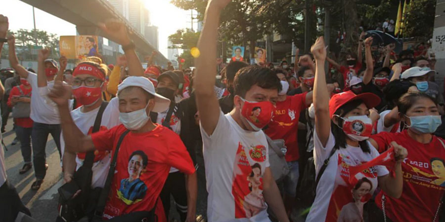 မြန်မာသံရုံးရှေ့ ဆန္ဒပြသည့် ထိုင်းကျောင်းသား ၇ ဦး ထောင်ဒဏ်နှင့် ငွေဒဏ်များ ချမှတ်ခံရ