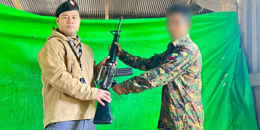 ပြည်သူ့ဘက်ပူးပေါင်းလာသည့် စစ်ကောင်စီတပ်သားကို ငွေကျပ်သိန်း ၄၀ ချီးမြှင့်