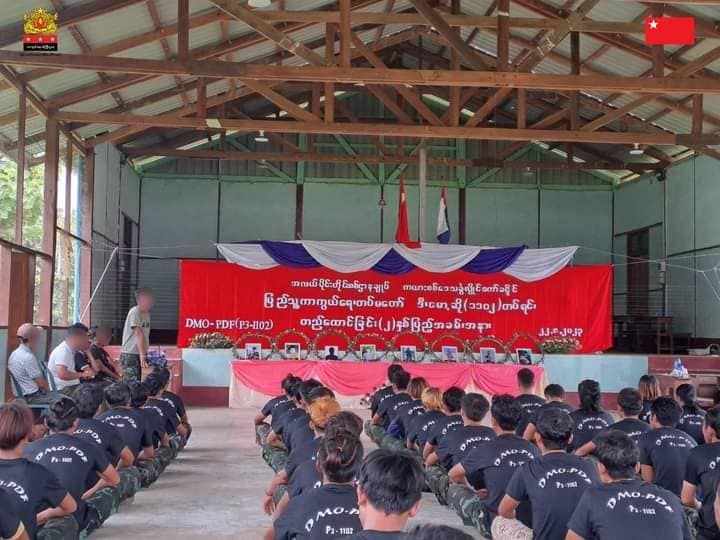 မိုးဗြဲ PDF အထူးမွမ်းမံသင်တန်းဆင်း၊ ဒီးမော့ဆို PDF ၁၁၀၂ တပ်ရင်း ၂ နှစ်ပြည့် ကျဆုံးရဲဘော် မိသားစုများကို ဂုဏ်ပြုငွေပေး 