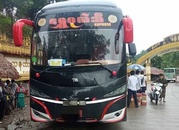 ရေး-မော်လမြိုင်ကားလမ်း တွင် ခရီးသည်တင်ယာဥ် ပစ်ခတ်ခံရပြီး ၂ ဦး ဒဏ်ရာရ