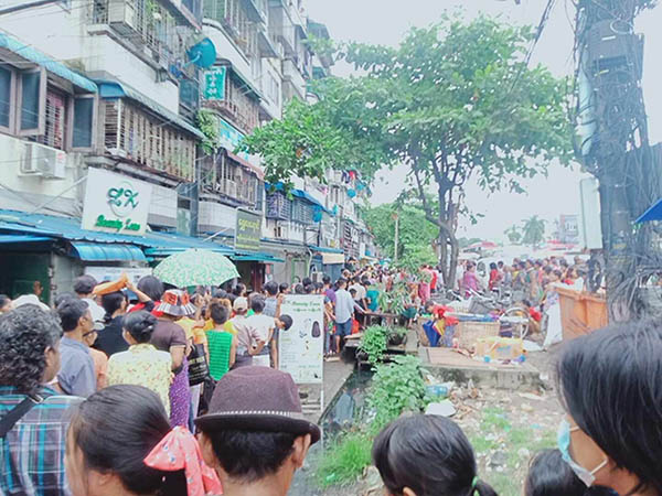 ရန်ကုန်တွင် အထည်ဆိုင်တခုက ဆန် ၁ ပြည် ၁၀၀ ကျပ်ဖြင့်ရောင်းပေး