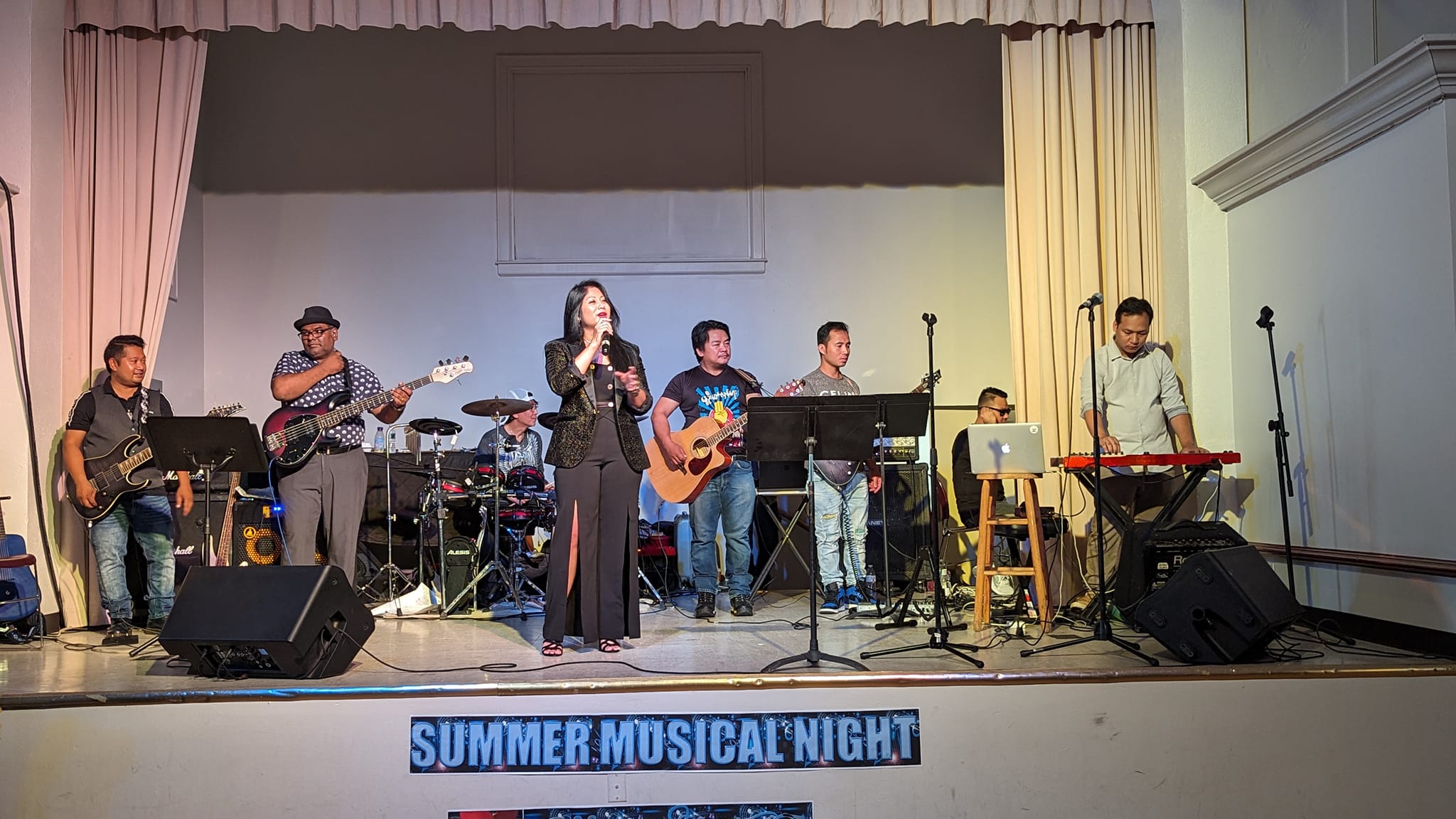 နွေဦးတော်လှန်ရေးရန်ပုံငွေ ဂီတဖျော်ဖြေပွဲ မြောက်ကာရိုလိုင်းနားတွင်ကျင်းပ (ဓာတ်ပုံ)
