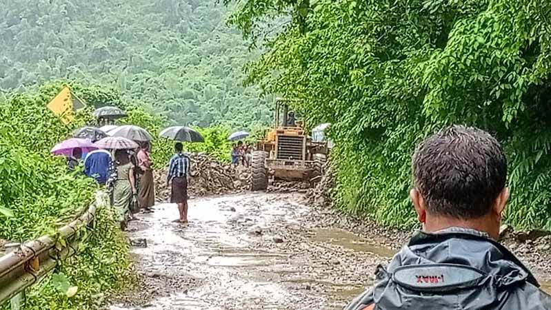 ဘူးသီးတောင်-မောင်တောလမ်းတွင် မိုးသည်းထန်ပြီး မြေပြို
