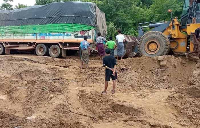ပုလဲမြို့နယ်၌ မိုးသည်းထန်ပြီး ပုလဲ-ဂန့်ဂေါလမ်း မြေပြိုကျ