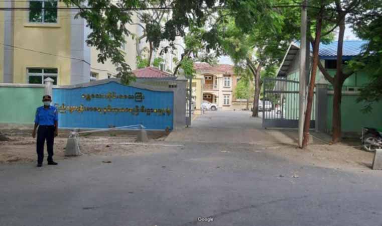 မန္တလေးတိုင်းကျန်းမာရေးဌာနရုံးရှေ့ ဗုံး ၃ ကြိမ်ပေါက်၊ လက်ထောက်ညွှန်မှူးနှင့် ဝန်ထမ်း ၄ ဦး ဒဏ်ရာရ