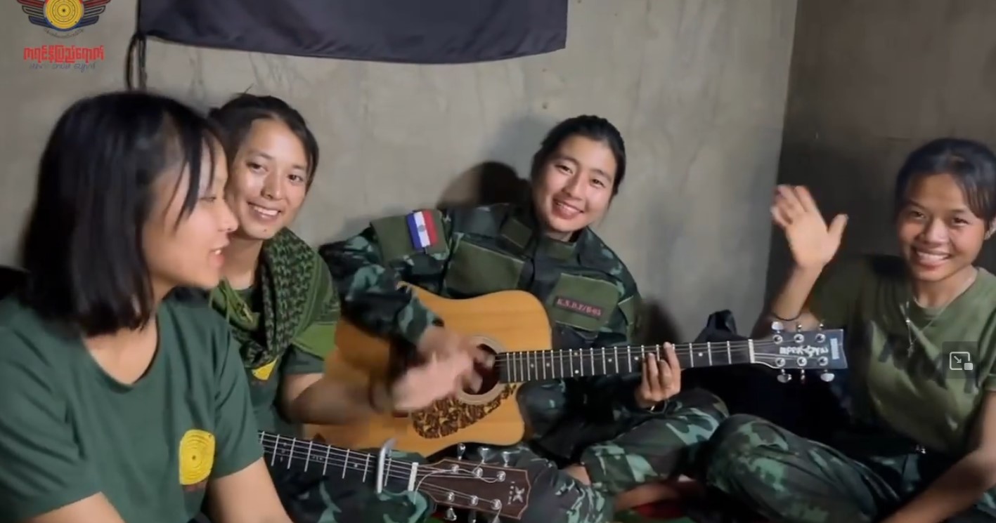 သေနတ်ကျည်ဆန်တွေကြား ဂီတအိပ်မက် ဆက်မက်နေတဲ့ ကရင်နီအမျိုးသမီး စစ်သည်များ