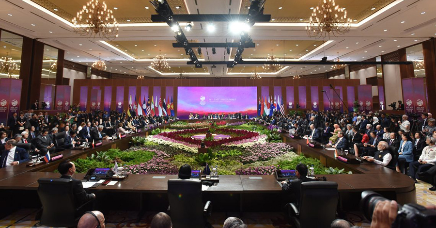 အရှေ့အာရှထိပ်သီးအစည်းအဝေး၌ မြန်မာ့အရေးဆွေးနွေး၊ ရေရှည်တည်တံ့သည့်အဖြေရှာရန်   ဘင်္ဂလားဒေ့ရှ်သမ္မတ တိုက်တွန်း