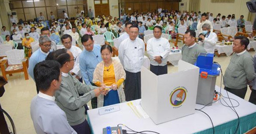 စစ်ကောင်စီ စမ်းသပ်နေသည့် အီလက်ထရောနစ် မဲပေးစက် ဝါဒဖြန့်ရုံသက်သက်ဖြစ်ဟု သုံးသပ်