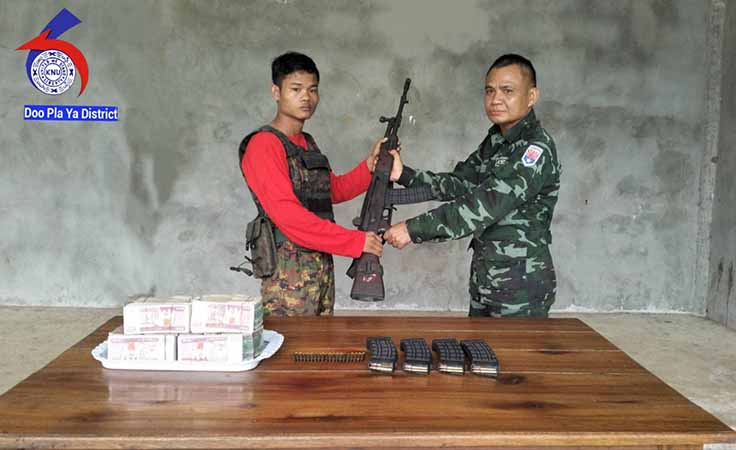 လက်နက်နှင့်တကွ ပူးပေါင်းလာသည့် စစ်ကောင်စီတပ်သားကို ကေအန်ယူက ကျပ်သိန်း ၅၀ ပေး