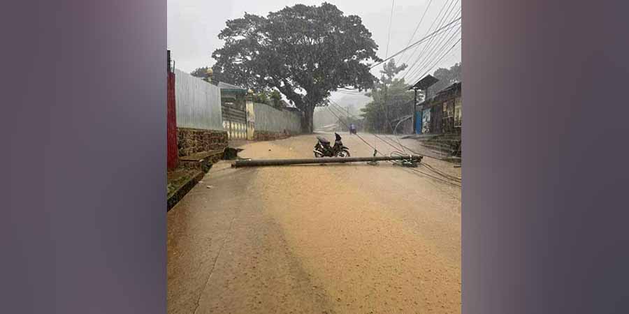 ဖားကန့်တွင် ဆိုင်ကယ်စီးလာသည့် အမျိုးသား ၁ ဦးအပေါ် ဓာတ်တိုင်လဲကျပြီး  သေဆုံး