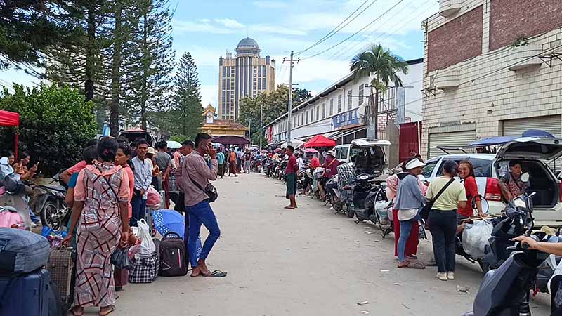 မူဆယ်တွင် တရုတ်ဘက်ဝင်ခွင့် တခါသုံးကတ်ရရန် တန်းစီစောင့်ဆိုင်းသူ များပြား