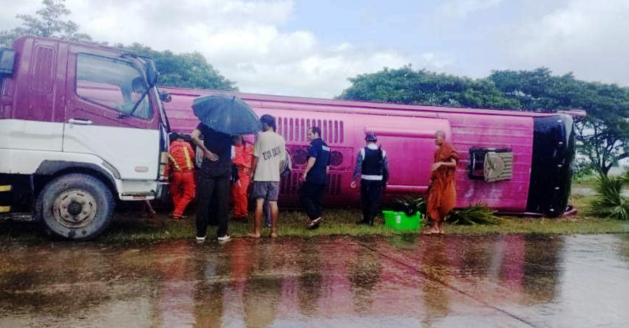 အမြန်လမ်းတွင် ရွှေမန်းသူ ခရီးသည်တင်ကားမှောက်ပြီး ၁ ဦးသေဆုံး၊ ၁၀ ဦးဒဏ်ရာရ