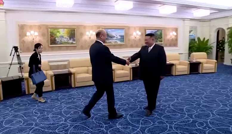 မြောက်ကိုရီးယားခေါင်းဆောင်နှင့် တရုတ်ကိုယ်စားလှယ်အဖွဲ့ တွေ့ဆုံ