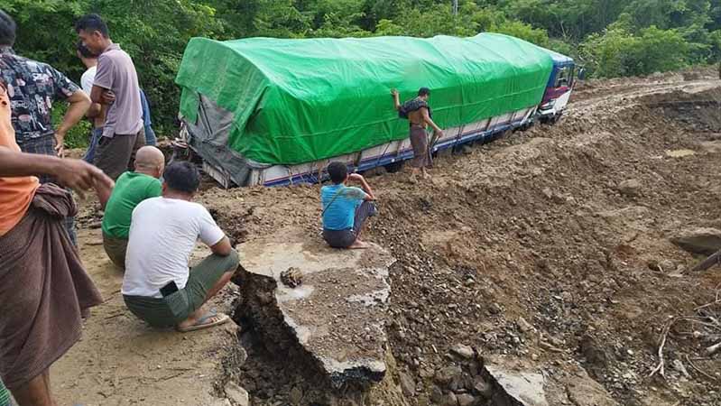 ပုလဲ-ဂန့်ဂေါ ပြည်ထောင်စုလမ်းမကြီး မြေထပ်ပြိုပြီး ကားများပိတ်နေ
