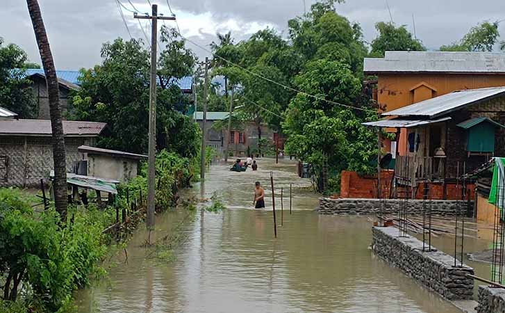 ကလေးမြို့တွင် ချောင်းရေကြီးသဖြင့်  နေအိမ် ၃ လုံး ရေထဲမျောပါ 