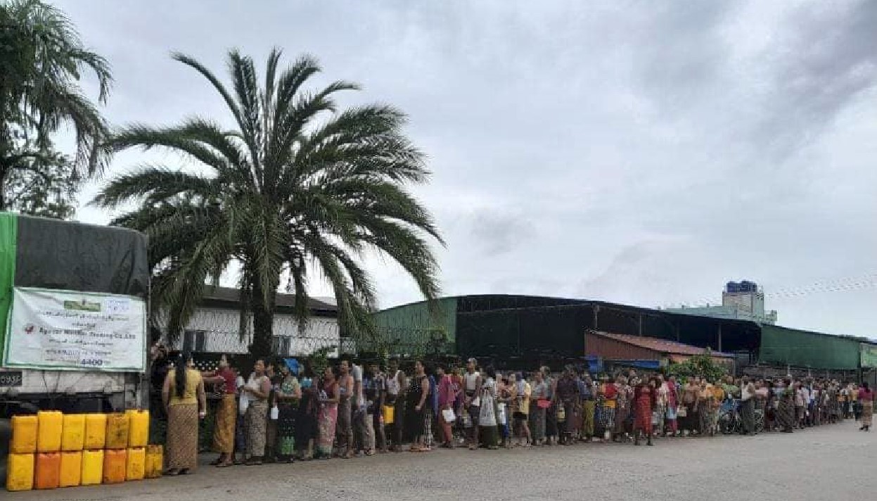 ဆီတန်းစီ မဝယ်နိုင်သူများ စားသုံးဆီကို မှောင်ခိုဝယ်သုံးနေရ