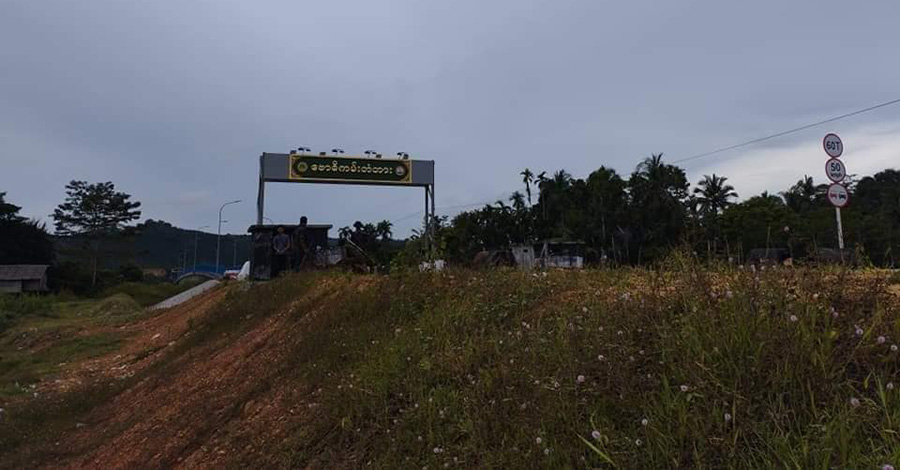 တနင်္သာရီ ဗောဓိကမ်းတံတားကို စစ်တပ်က ပိတ်ထား၊ ဘုတ်ပြင်း စစ်တပ်ဂိတ်စခန်း တိုက်ခိုက်ခံရ