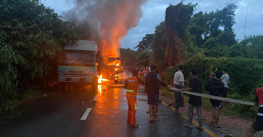 သံဖြူဇရပ်-ရေးလမ်းတွင်  ကုန်ကား ၂ စီးတိုက်မိသဖြင့် ကားမီးလောင်ပြီး ယာဉ်မောင်းသေဆုံး
